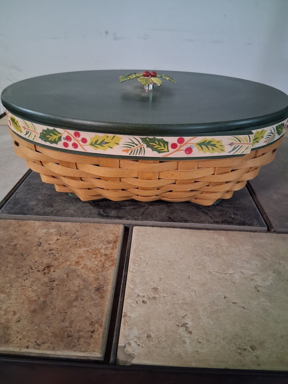Longaberger 2011 Christmas 'Holly Berry' Lidded Basket - Picture 3 of 9